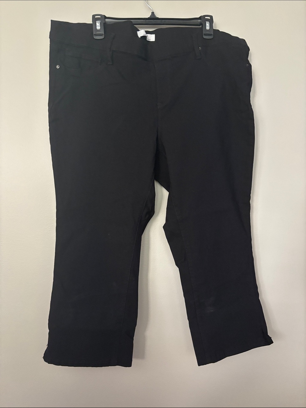 YMI Black Cropped Super Stretch Capris